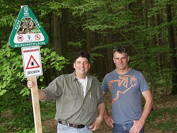 Der Jagdpächter Johannes Seuberth (links) und der Vorsitzende der Hallerndorfer Jagdgenossen, Herbert Schorr, vor einem der aufgestellten Ruhezone-Schilder. Foto: Mathias Erlwein