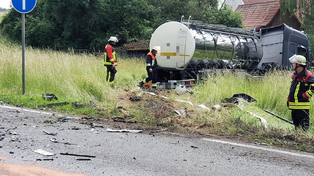 Tödlicher Unfall auf B466: Auto kollidiert mit Lkw