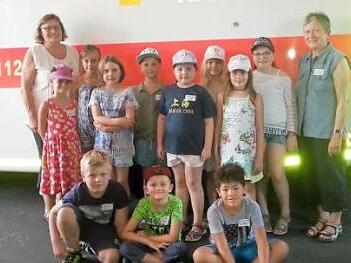 Viel gelernt, aber auch Spaß hatten die Kinder beim Ferienprogramm des BRK mit Anne Grimmer (links) und Ortrud Reimann. Foto: Gerold Snater