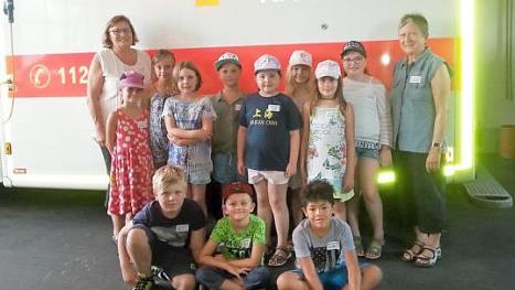 Viel gelernt, aber auch Spaß hatten die Kinder beim Ferienprogramm des BRK mit Anne Grimmer (links) und Ortrud Reimann. Foto: Gerold Snater