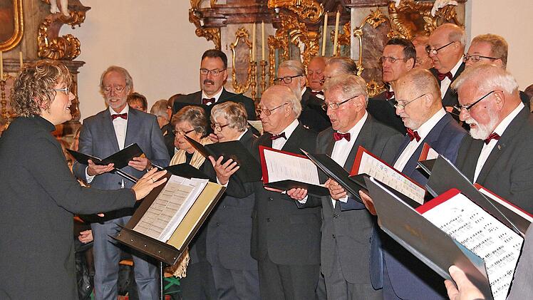 Der Männerchor der Liedertafel bekam beim Konzert in der Klosterkirche viel  Beifall. Links Chorleiterin Annemarie Kreuzer. Foto: Dieter Britz