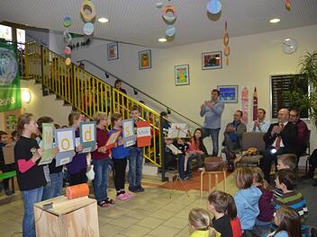 Schüler der Grundschule Weißenbrunn zeigen auf Schaublättern ihre Interpretation für Modus-Schule: "miteinander - offen - dafür - unkompliziert - Spitze". Foto: Karl-Heinz Hofmann