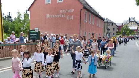Den prächtigen Bürgerfestumzug im Rahmen des Pressecker Schützenfests führten die Kleinen des Kindergartens mit ihren Erzieherinnen und Eltern an. Fotos: Klaus-Peter Wulf