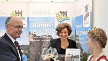 Sie warben für den Kreis Haßberge, von links: Landrat Wilhelm Schneider, die Geschäftsführerin des Verbandes Haßberge-Tourismus, Susanne Volkheimer, und Weinprinzessin Anna-Lena Werb.  Foto: Haßberge-Tourismus/Theresa Ott
