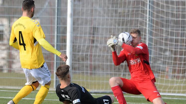 Jonas   Lang, Torwart  der SpVgg Bayern Hof, beweist "K&ouml;pfchen" und pariert    gegen Bayreuths Ivan Knezevic. Peter Mularczyk
