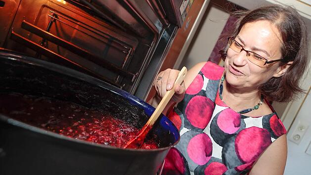 Sylvia Hubele aus Heroldsbach kocht im Br&auml;ter frisches Pflaumenmus ein.  Fotos: Matthias Hoch
