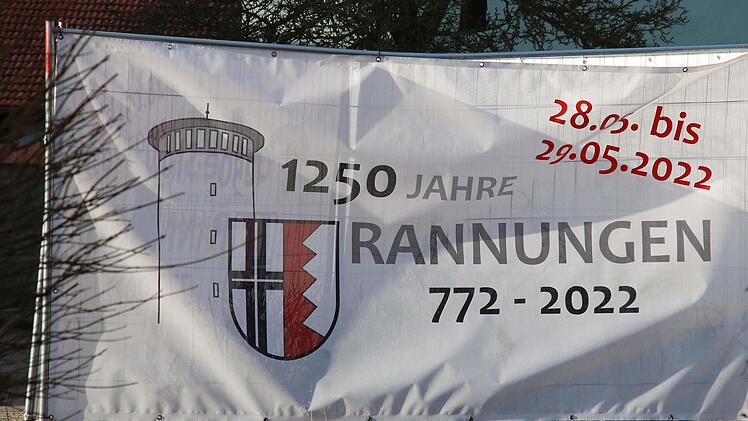Transparente weisen schon jetzt auf das Rannunger Jubiläumsfest hin. Foto: Dieter Britz