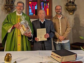 Bruno Geßner wurde von der katholischen Pfarrei St. Nikolaus in Kleinwenkheim feierlich verabschiedet. Von links: Rudolf Götz, Bruno Geßner, Ludwig Glückert.
