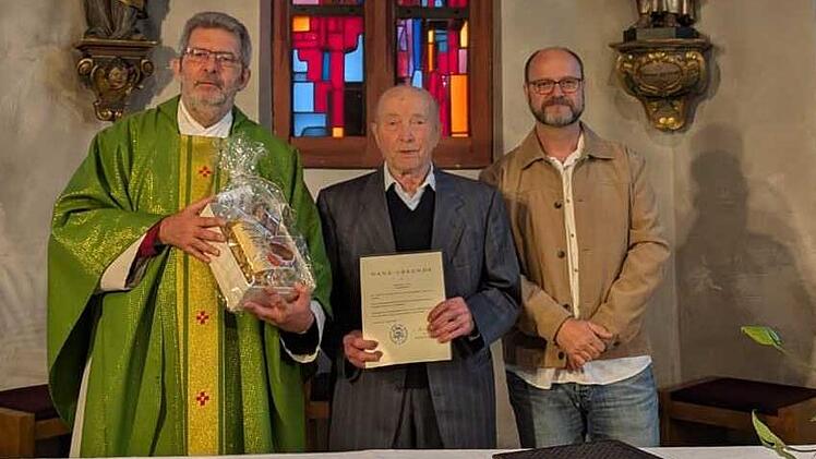Bruno Geßner wurde von der katholischen Pfarrei St. Nikolaus in Kleinwenkheim feierlich verabschiedet. Von links: Rudolf Götz, Bruno Geßner, Ludwig Glückert.
