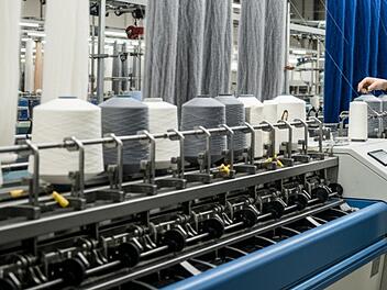 Produktionsstandort eines Textilunternehmens. In der Fertigung werden unter anderem Garne hergestellt.