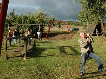 Bei der Ortsbesichtigung im vergangenen Sommer hatte Bürgermeister Karlheinz Denninger noch die Seilbahn am Kinderspielplatz in Gemeinfeld testen können. Ein umgestürzter Baum hat ihr mittlerweile das Ende bereitet. Andere Bäume wurden vom Gemeindebauhof gefällt oder gestutzt. Foto: Gerhard Schmidt