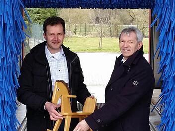 Landrat Johann Kalb (r.) kam mit Holzpferd und Bgm. Heinrich Thaler zur Ponywäsche. Foto: privat
