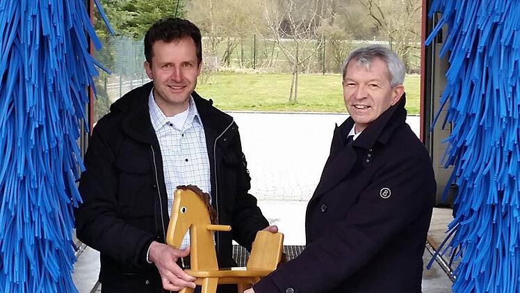 Landrat Johann Kalb (r.) kam mit Holzpferd und Bgm. Heinrich Thaler zur Ponywäsche. Foto: privat