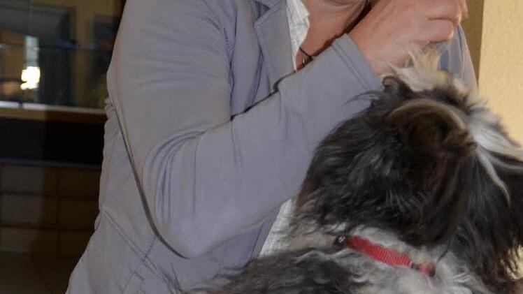 Schnappschuss am Rande: Hier begrüßt Claudia Klaas Emil, den Hund einer Kollegin im Schulhaus. Foto: Kathrin Kupka-Hahn