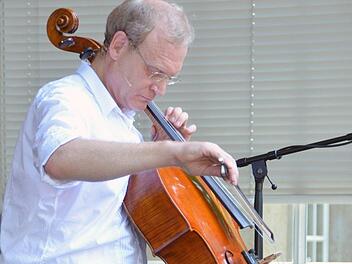 Stephan Schrader spielte in der Konzertmuschel mit seinem Violoncello und einigen elektronischen Zutaten.  Foto: Peter Rauch