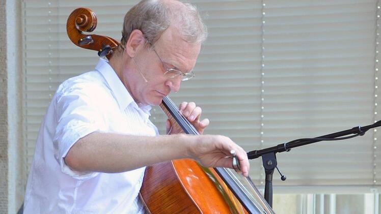 Stephan Schrader spielte in der Konzertmuschel mit seinem Violoncello und einigen elektronischen Zutaten.  Foto: Peter Rauch