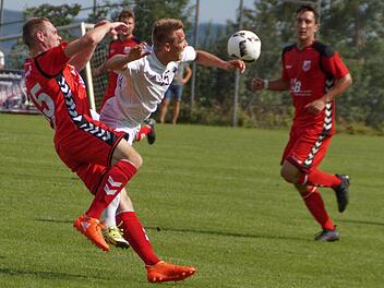 Zum Auftakt ging es für Jens Wartenfelser (M.) und Jahn Forchheim zum TSV Aubstadt (1:2), heute steht dann das erste Bayernliga-Heimspiel gegen Don Bosco Bamberg auf dem Programm.  Foto: Rudi Dümpert