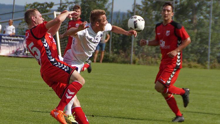 Zum Auftakt ging es für Jens Wartenfelser (M.) und Jahn Forchheim zum TSV Aubstadt (1:2), heute steht dann das erste Bayernliga-Heimspiel gegen Don Bosco Bamberg auf dem Programm.  Foto: Rudi Dümpert