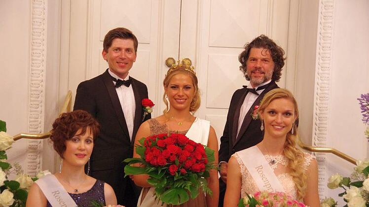 Moderator Marten Krebs (hinten links)und Schauspieler Gregory B. Waldis ("Sturm der Liebe"), mit den Rosenprinzessinen Mareike Metz (links) und Laura Beyfuß. In der Mitte die neue Rosenkönigin Franziska Koch. Foto: Klaus Werner