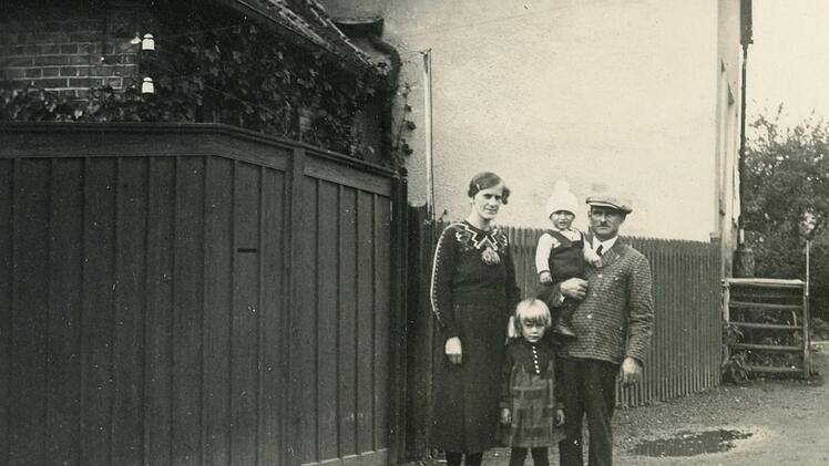 Luzie, Rita, Sohn Ernst und Vater Ernst Blümlein vor der Molkerei. Der kleine Ernst starb früh. Repro: Wolfgang Blümlein