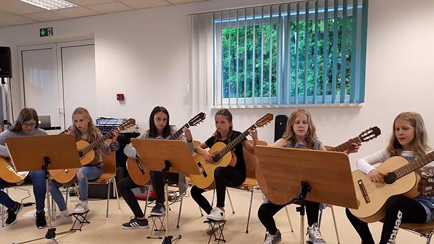 Ein H&ouml;hepunkt des Vorspielabends war die Premiere des Gitarren-Sextetts mit Luisa Wachter, Leonie Rebhan, Isabel Scholz, Annabel Scholz, Nicole Kranz und Alina G&auml;&szlig;lein.  Foto: privat