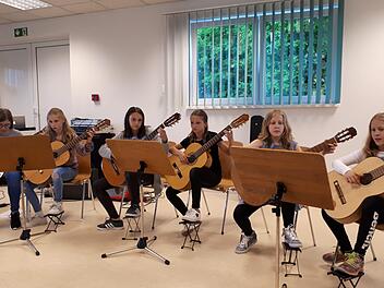 Ein Höhepunkt des Vorspielabends war die Premiere des Gitarren-Sextetts mit Luisa Wachter, Leonie Rebhan, Isabel Scholz, Annabel Scholz, Nicole Kranz und Alina Gäßlein.  Foto: privat