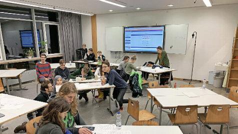 Von Mathematik begeistert: Diese Schüler des Herzogenauracher Gymnasiums nahmen an der langen Nacht der Mathematik teil. Foto: p
