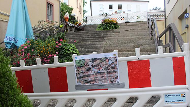 Ab sofort ist die Treppe am Marktplatz wegen Abbruchgefahr geschlossen. Foto: Julia Raab