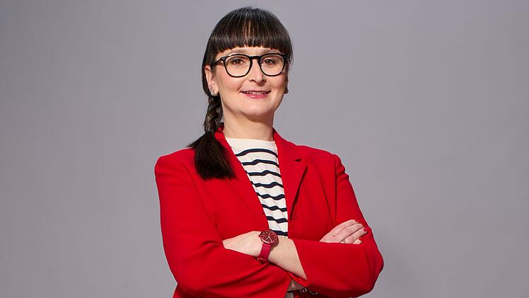 Annegret Schenkel ist der j&uuml;ngste Zuwachs im Team der Quizprofis. Sie feierte im Herbst 2022 ihr Deb&uuml;t als "Gefragt - Gejagt"-J&auml;gerin.