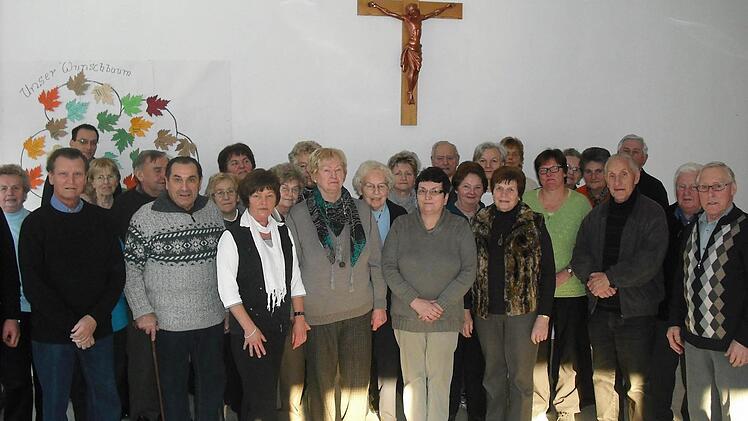 Die Mitglieder des Seniorenkreises der Pfarrei Buchbach feierten mit ihrer Leiterin Brigitte Fröba (Mitte, mit buntem Tuch) in diesem Jahr bereits ihr zehnjähriges Bestehen.