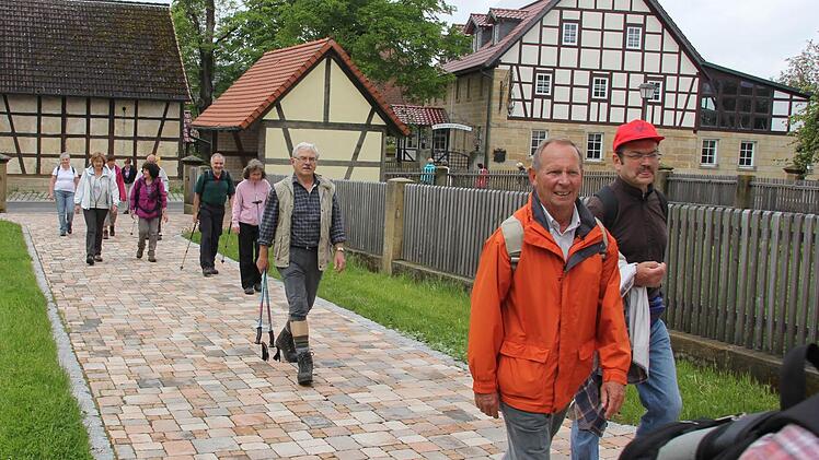 Einmarsch in den Hof der alten Schule von Lichtenstein.