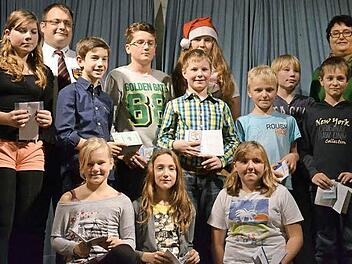 Schwimmabzeichen in Gold (v. l.): Celine Schrickel, Technischer Leiter Stefan Bär, Bastian Martin, Jonas Friedrich, Linus Wegner, Jugendleiterin Kristin Wagner, Jan Hofman, Sergej Frey, Lukas Jakob, stv. Technische Leiterin Kerstin Deuerling, vorne: Annika Schneider, Hannah Kotschenreuther, Linda Kopp Fotos: Richard Bär