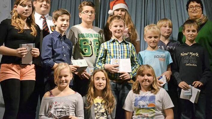 Schwimmabzeichen in Gold (v. l.): Celine Schrickel, Technischer Leiter Stefan Bär, Bastian Martin, Jonas Friedrich, Linus Wegner, Jugendleiterin Kristin Wagner, Jan Hofman, Sergej Frey, Lukas Jakob, stv. Technische Leiterin Kerstin Deuerling, vorne: Annika Schneider, Hannah Kotschenreuther, Linda Kopp Fotos: Richard Bär