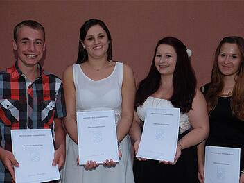 Die Schulbesten (v.l.): Sandro Hufnagel (9a) mit der Note 1,50, Sabrina Roth (9b) mit der Note 1,66; Celine Schaupp (10a) mit der Note 1,56 und Nicole Heber (Klasse 10b) mit der Note 1,44. Foto: Gerd Schar