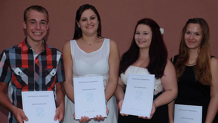 Die Schulbesten (v.l.): Sandro Hufnagel (9a) mit der Note 1,50, Sabrina Roth (9b) mit der Note 1,66; Celine Schaupp (10a) mit der Note 1,56 und Nicole Heber (Klasse 10b) mit der Note 1,44. Foto: Gerd Schar