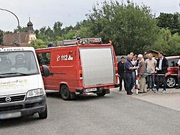 Dass das Feuerwehrfahrzeug vom Gerätehaus (Einfahrt rechts) auch problemlos aus- und einfahren kann, zeigte ein Fahrversuch, bei dem sich der Bauausschuss mit Zweitem Bürgermeister Harald Pascher (vierter von rechts) überzeugen konnte. Trotzdem soll gegenüber der Ausfahrt, dort wo (links) der Stadtbus steht, eine Zick-Zack-Linie angebracht werden.  Foto: Helmut Will