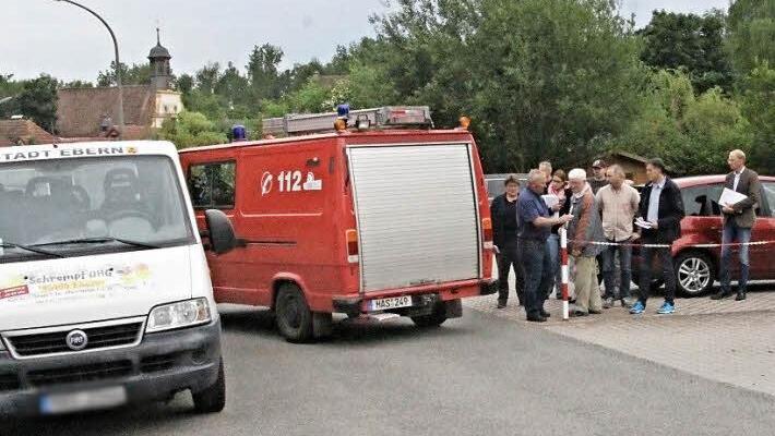 Dass das Feuerwehrfahrzeug vom Gerätehaus (Einfahrt rechts) auch problemlos aus- und einfahren kann, zeigte ein Fahrversuch, bei dem sich der Bauausschuss mit Zweitem Bürgermeister Harald Pascher (vierter von rechts) überzeugen konnte. Trotzdem soll gegenüber der Ausfahrt, dort wo (links) der Stadtbus steht, eine Zick-Zack-Linie angebracht werden.  Foto: Helmut Will
