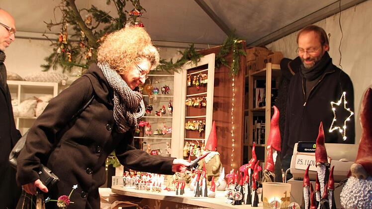Märchenhafter Winterzauber 2015 im Staatsbad Bad Brückenau: Das Bild zeigt Karin Ott an einem Verkaufsstand. Foto: Ulrike Müller