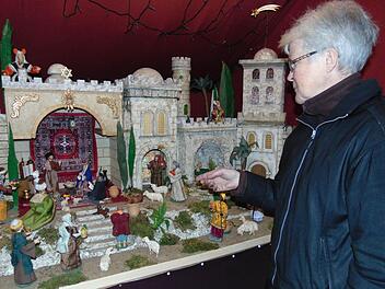 Elisabeth Roth an der Krippe, die ihr Mann aufgebaut hat. Foto: Petra Malbrich