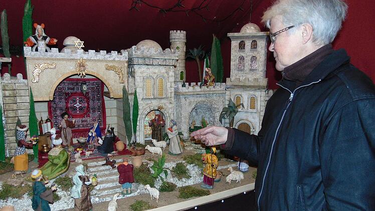 Elisabeth Roth an der Krippe, die ihr Mann aufgebaut hat. Foto: Petra Malbrich