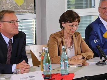 Bambergs OB Andreas Starke (SPD), Sozialministerin Emilia Müller und Innenminister Joachim Herrmann (beide CSU) unterzeichneten vergangenes Jahr eine Vereinbarung über das so genannte Balkanzentrum. Nun bemängelt der OB, dass die Unterstützung fehlt, um die Flüchtlingskrise in der Stadt Bamberg zu bewältigen Foto: Barbara Herbst