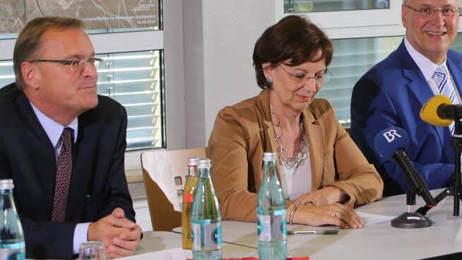 Bambergs OB Andreas Starke (SPD), Sozialministerin Emilia Müller und Innenminister Joachim Herrmann (beide CSU) unterzeichneten vergangenes Jahr eine Vereinbarung über das so genannte Balkanzentrum. Nun bemängelt der OB, dass die Unterstützung fehlt, um die Flüchtlingskrise in der Stadt Bamberg zu bewältigen Foto: Barbara Herbst