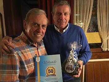 Hubert Mangold (links) erhielt von TSV-Vorstandsmitglied Roland Ballner Urkunde und Präsent für seine 50-jährige Zugehörigkeit zum Sportverein. Foto: pz