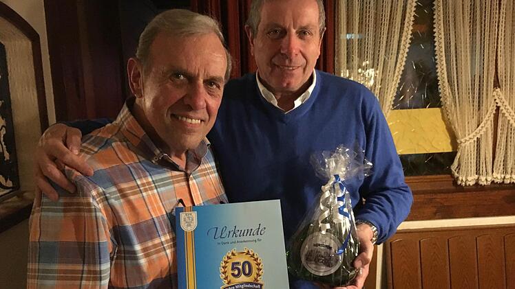 Hubert Mangold (links) erhielt von TSV-Vorstandsmitglied Roland Ballner Urkunde und Präsent für seine 50-jährige Zugehörigkeit zum Sportverein. Foto: pz