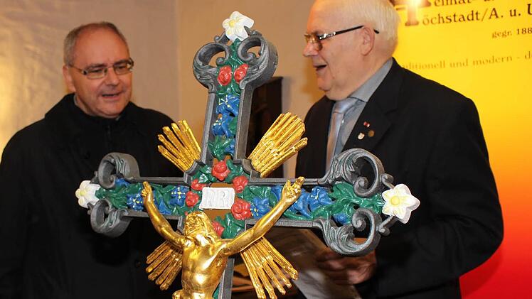 Georg Schockel im Gespräch mit Dekan Kilian Kemmer (von rechts) Davor das von ihm renovierte Sterpersdorfer Friedhofskreuz  Foto: Evi Seeger