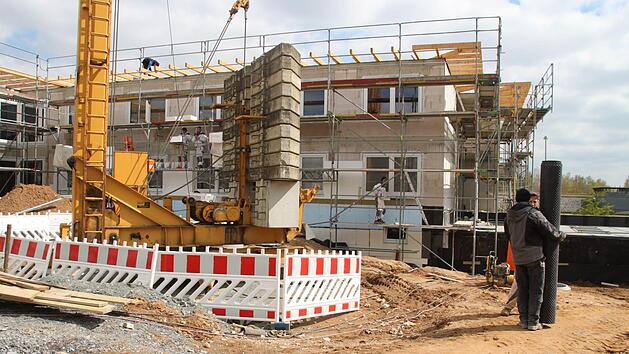 Schon im Oktober soll von Bauschutt und Staub nichts mehr zu sehen sein: Das Team rund um Diakonie-Gesch&auml;ftsf&uuml;hrer Karl-Heinz Kuch sieht sich gut im Zeitplan. Foto: Anna-Lena Deuerling