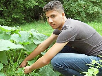 Hinter dem Haus, in dem Mohammads Wohngruppe lebt, haben die Jugendlichen mit ihren Betreuern einen kleinen Garten angelegt. Gut für den jungen Mann, der gern kocht.  Foto: Helke Renner