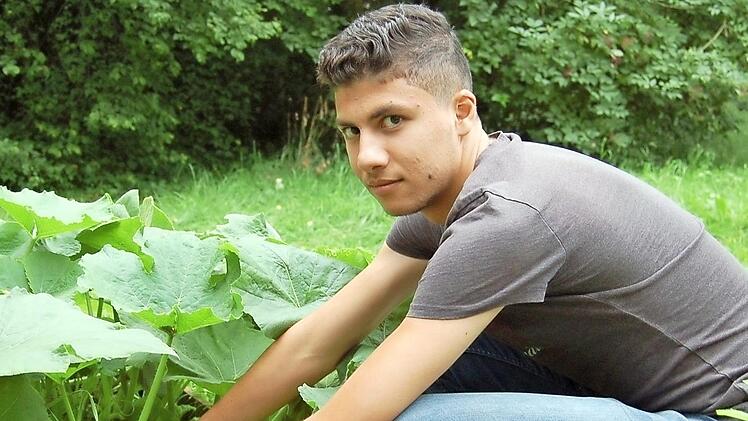 Hinter dem Haus, in dem Mohammads Wohngruppe lebt, haben die Jugendlichen mit ihren Betreuern einen kleinen Garten angelegt. Gut für den jungen Mann, der gern kocht.  Foto: Helke Renner