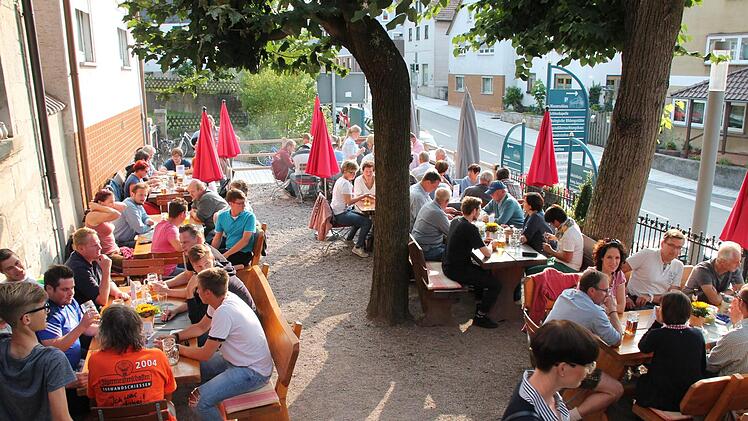 Blick in den Biergarten der Gastwirtschaft " Zum steineren Löwen" in Mitwitz Foto: Herbert Fischer