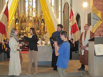 Ein Szenenspiel der Evangelischen Jugend zum Predigttext aus dem Buch des Propheten Jeremia war ein Höhepunkt im Verkündigungsteil des Festgottesdienstes am Dekanatskirchentag in Seßlach. Unser Bild zeigt von links Licia Herold als Israelin in der baylonischen Gefangenschaft, Laura Bautz als Reporterin des imaginären Fernsehsenders TV Temple News, Pfarrer Helmuth Bautz als energischen Propheten, Paul Vincent als Kameramann von TV Temple News und Simon Croner als moderaten  Propheten. Foto: Ma...
